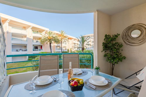 Foto 4 - Apartment mit 1 Schlafzimmer in Fréjus mit schwimmbad und terrasse