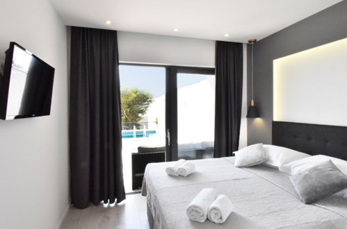 Foto 9 - Casa con 3 camere da letto a Makarska con piscina privata e vista mare