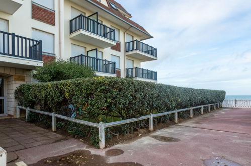 Photo 23 - 1 bedroom Apartment in Cabourg with swimming pool and sea view