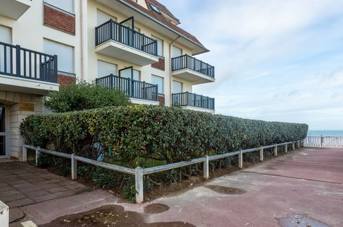 Foto 23 - Appartamento con 1 camera da letto a Cabourg con piscina e vista mare