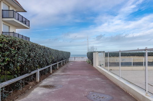 Foto 25 - Apartamento de 1 habitación en Cabourg con piscina y vistas al mar