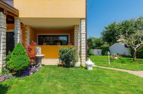 Foto 7 - Apartamento de 1 habitación en Umag con piscina y vistas al mar