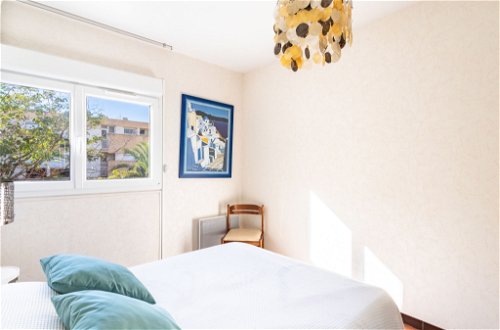 Foto 10 - Appartamento con 1 camera da letto a Le Lavandou con piscina e vista mare
