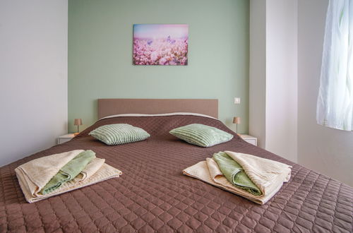 Foto 8 - Appartamento con 1 camera da letto a Rab con giardino e terrazza