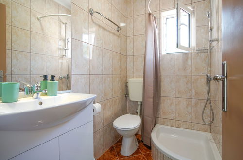 Foto 13 - Appartamento con 1 camera da letto a Rab con giardino e terrazza
