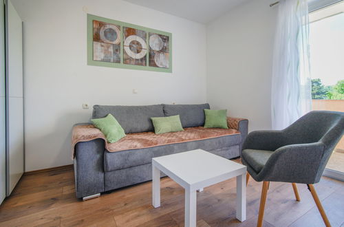 Foto 9 - Appartamento con 1 camera da letto a Rab con giardino e terrazza