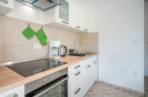 Foto 5 - Appartamento con 1 camera da letto a Rab con giardino e terrazza