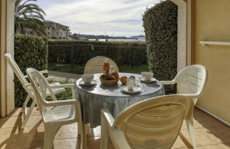 Foto 2 - Apartamento de 1 habitación en Six-Fours-les-Plages con piscina y vistas al mar