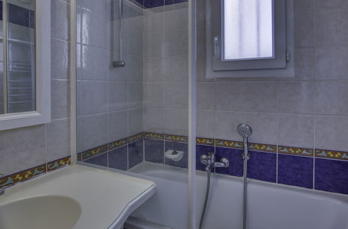 Foto 17 - Appartamento con 1 camera da letto a Six-Fours-les-Plages con piscina e giardino