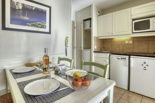 Photo 4 - 1 bedroom Apartment in Six-Fours-les-Plages with swimming pool and garden