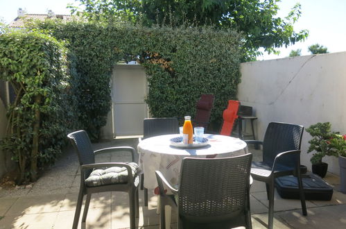 Photo 2 - Maison de 1 chambre à Les Sables-d'Olonne avec terrasse et vues à la mer