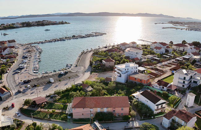 5 bedroom House in Sukošan with garden and terrace - Photo 1