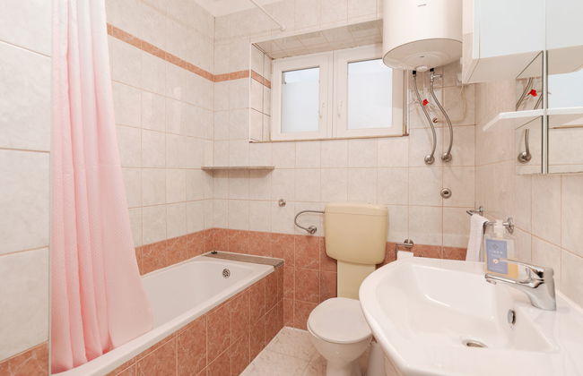 5 bedroom House in Sukošan with garden and terrace - Photo 32