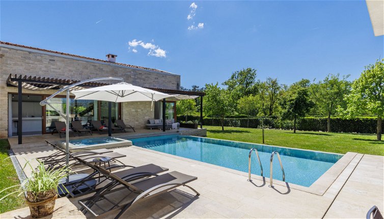 Foto 1 - Casa con 4 camere da letto a Sveti Petar u Šumi con piscina privata e giardino