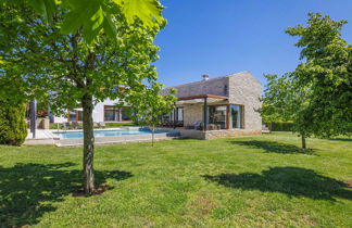 Photo 2 - Maison de 4 chambres à Sveti Petar u Šumi avec piscine privée et jardin