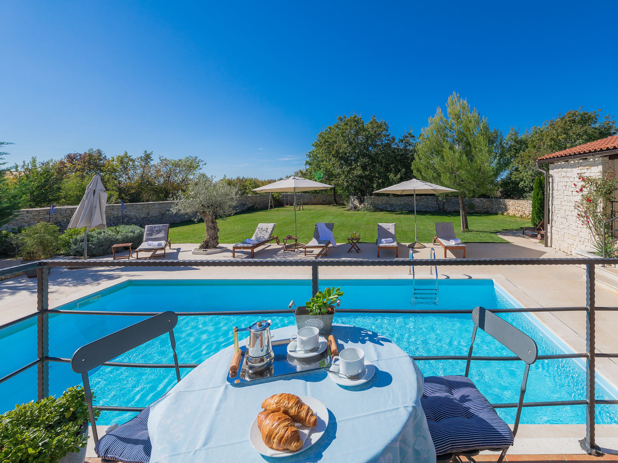 Foto 2 - Casa de 4 quartos em Svetvinčenat com piscina privada e vistas do mar