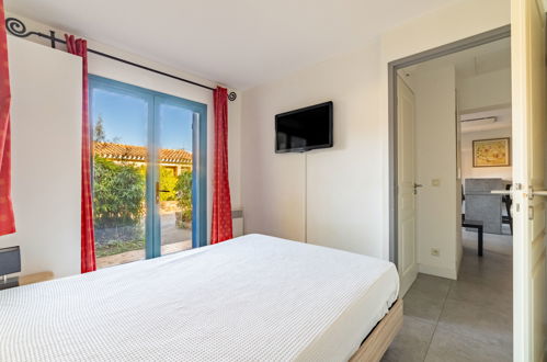 Foto 11 - Appartamento con 2 camere da letto a Le Lavandou con piscina e vista mare
