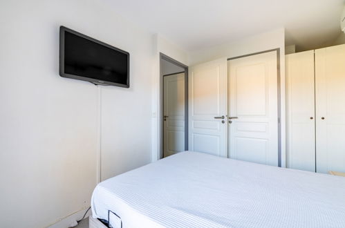 Foto 12 - Appartamento con 2 camere da letto a Le Lavandou con piscina e vista mare