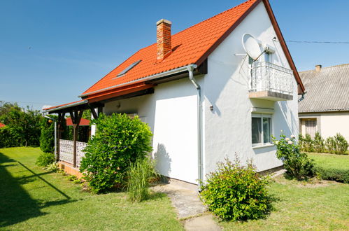 Foto 1 - Casa de 4 habitaciones en Balatonkeresztúr con jardín y terraza