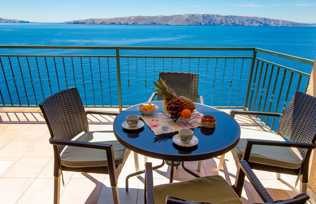 Apartamento de 2 quartos em Senj com piscina e jardim - Foto 1