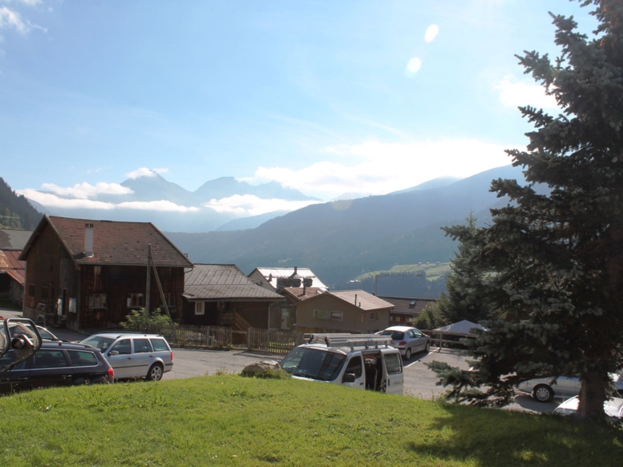 Foto 5 - Appartamento con 2 camere da letto a Tujetsch con vista sulle montagne