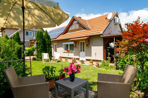 Foto 1 - Casa de 1 habitación en Balatonszemes con jardín y vistas a la montaña