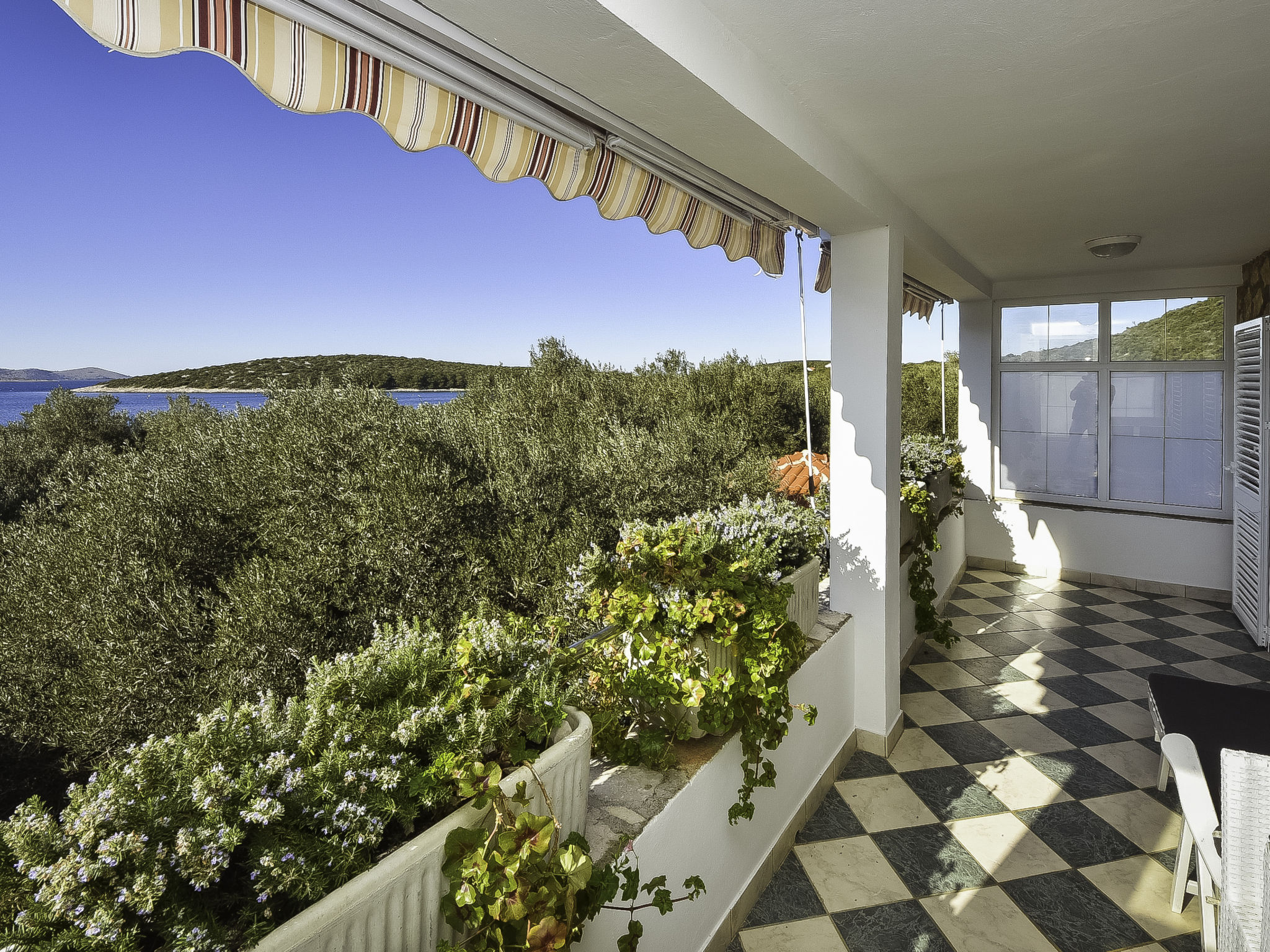 Foto 4 - Casa con 4 camere da letto a Pašman con giardino e vista mare