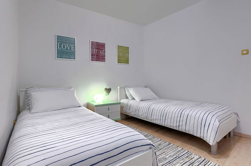 Foto 17 - Casa con 3 camere da letto a Raša con piscina privata e giardino