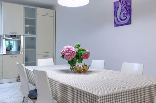 Foto 14 - Casa con 3 camere da letto a Raša con piscina privata e giardino