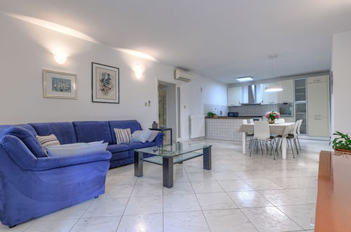 Foto 26 - Casa con 3 camere da letto a Raša con piscina privata e giardino