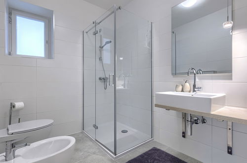 Foto 20 - Casa con 3 camere da letto a Raša con piscina privata e giardino