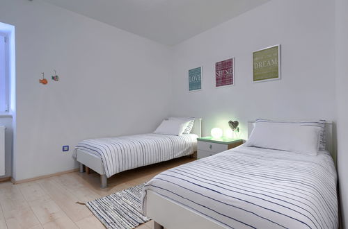 Foto 18 - Casa con 3 camere da letto a Raša con piscina privata e giardino