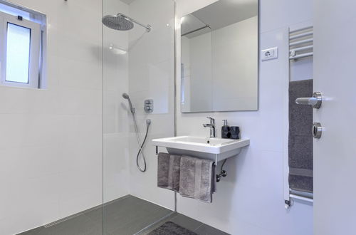 Foto 21 - Casa con 3 camere da letto a Raša con piscina privata e giardino