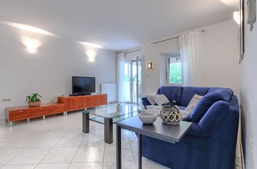 Foto 9 - Casa con 3 camere da letto a Raša con piscina privata e giardino