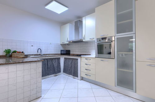 Foto 15 - Casa con 3 camere da letto a Raša con piscina privata e giardino
