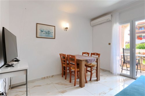 Foto 5 - Appartamento con 2 camere da letto a Rovinj con piscina e vista mare