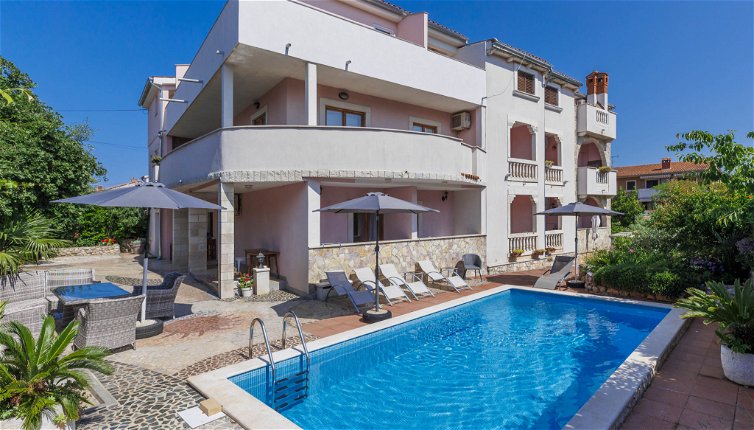 Foto 1 - Appartamento con 2 camere da letto a Rovinj con piscina e vista mare