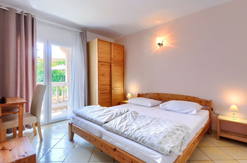 Foto 4 - Appartamento con 2 camere da letto a Rovinj con piscina e giardino