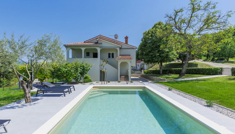 Photo 1 - Maison de 3 chambres à Pićan avec piscine privée et jardin