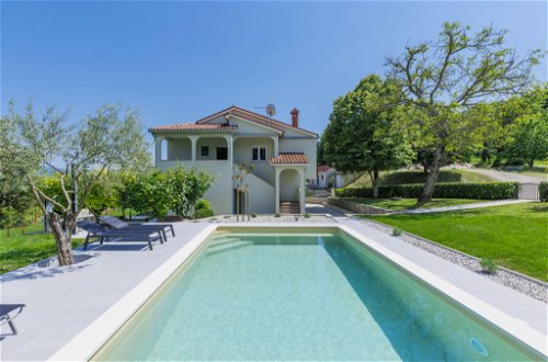 Photo 1 - Maison de 3 chambres à Pićan avec piscine privée et jardin
