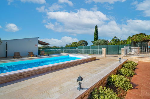 Photo 19 - Maison de 4 chambres à Bale avec piscine privée et jardin