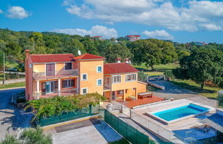 Photo 3 - Maison de 4 chambres à Bale avec piscine privée et jardin