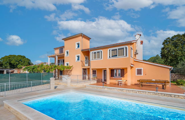 Casa de 7 quartos em Bale com piscina privada e jardim - Foto 1