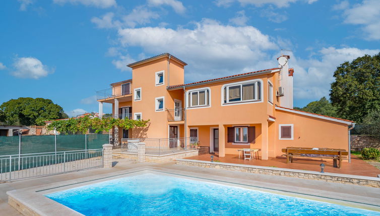 Photo 1 - Maison de 4 chambres à Bale avec piscine privée et jardin