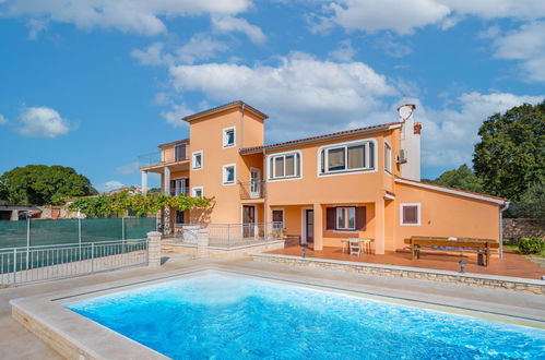 Photo 1 - Maison de 4 chambres à Bale avec piscine privée et jardin