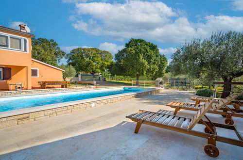 Foto 6 - Casa con 4 camere da letto a Bale con piscina privata e giardino