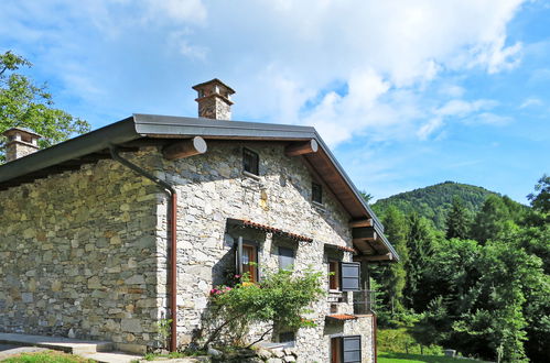 Foto 1 - Casa con 3 camere da letto a Porto Valtravaglia con giardino e terrazza