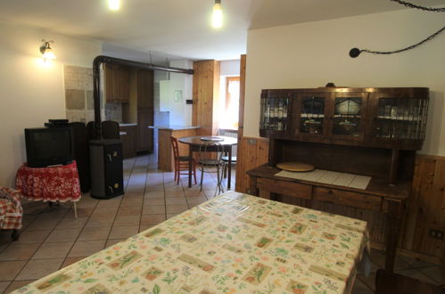 Foto 8 - Casa con 3 camere da letto a Porto Valtravaglia con giardino e vista sulle montagne