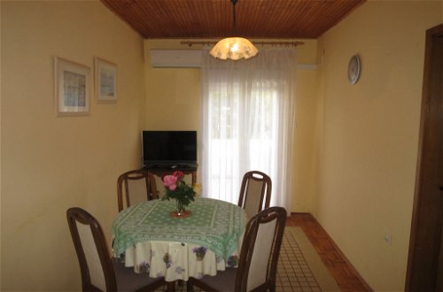 Foto 10 - Apartamento de 2 habitaciones en Zadar con jardín y vistas al mar