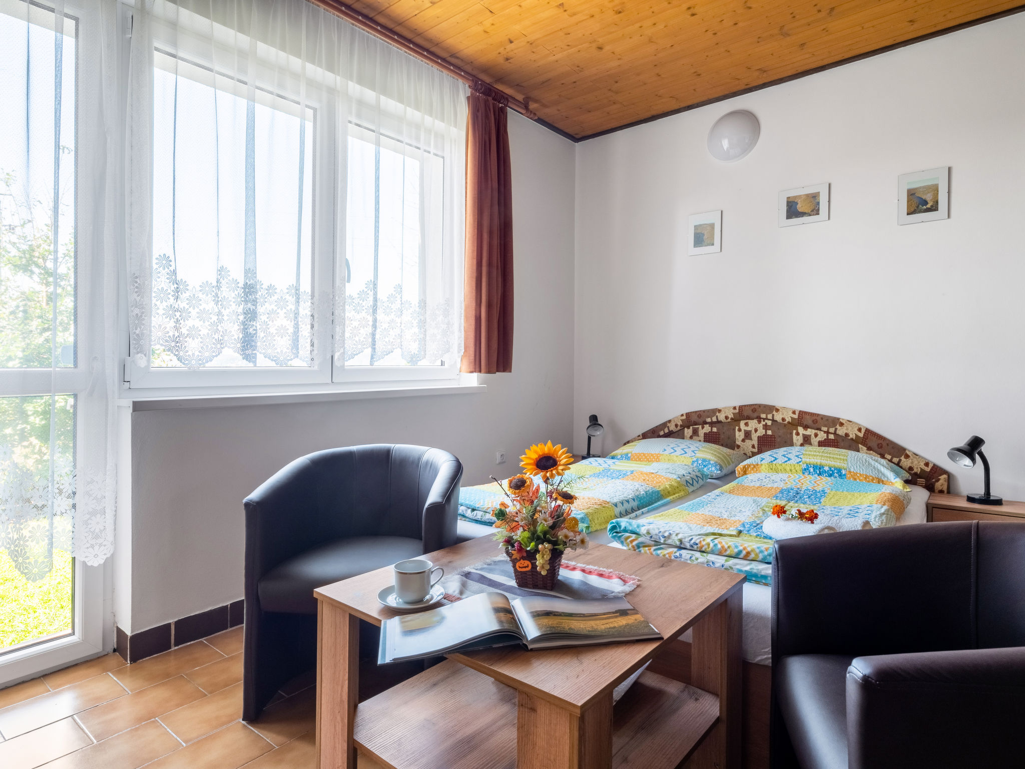Foto 2 - Appartamento con 2 camere da letto a Rabyně con giardino e vista sulle montagne